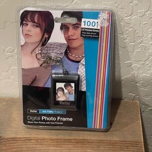 NEW VIVITAR Key Chain Digital Photo Frame 1.5” Screen Rechargeable Battery 2011